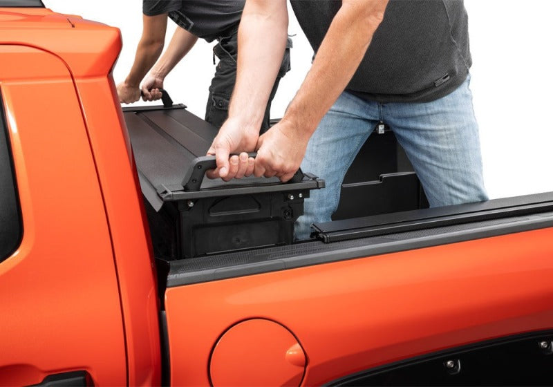 RealTruck 04-24 Nissan Titan CC 5.5ft Bed (w or w/o Utilitrack) RetraxPRO EZ-Off FRC-4000